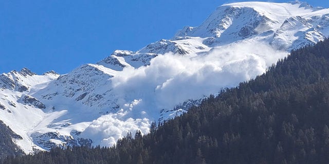 Una vista general muestra una avalancha en los Alpes franceses, en Les Contamines-Montjoie, Francia, el 9 de abril de 2023, en esta imagen fija obtenida de un video de las redes sociales.