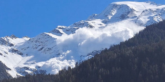 Cuatro senderistas mueren y otros resultan heridos en una avalancha en los Alpes franceses 4 Una vista general muestra una avalancha en los Alpes franceses, en Les Contamines-Montjoie, Francia, el 9 de abril de 2023, en esta imagen fija obtenida de un video de las redes sociales.