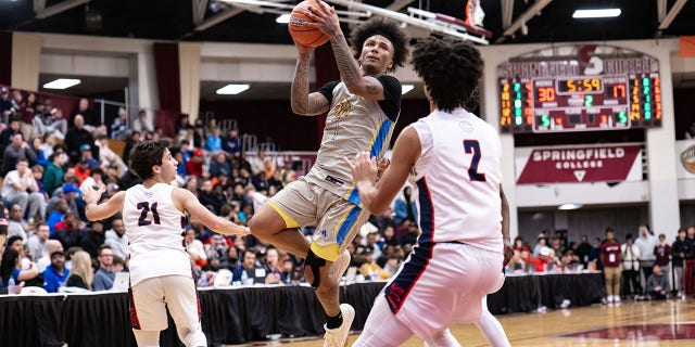 Mikey Williams de San Ysidro dispara durante el juego de baloncesto Hoophall Classic High School entre Christopher Columbus y San Ysidro en Blake Arena en Springfield, Massachusetts, el 14 de enero de 2023.