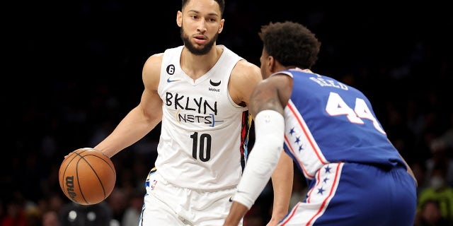 El escolta de los Nets, Ben Simmons, controla el balón contra el alero de los Philadelphia 76ers, Paul Reed, en el Barclays Center de Brooklyn el 11 de febrero de 2023.