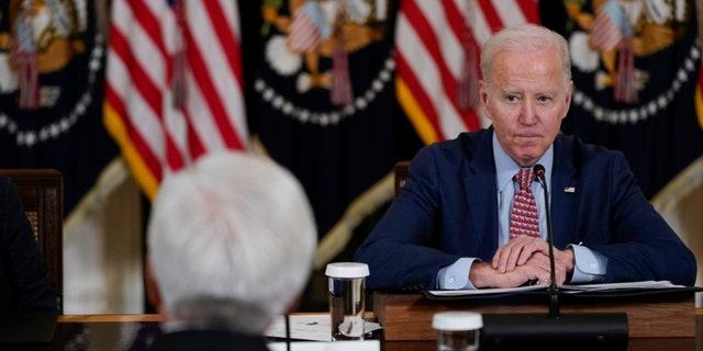 Presiden Biden menghadiri pertemuan dengan Dewan Penasihat Presiden untuk Sains dan Teknologi di Ruang Makan Negara Gedung Putih, Selasa, 4 April 2023, di Washington. 