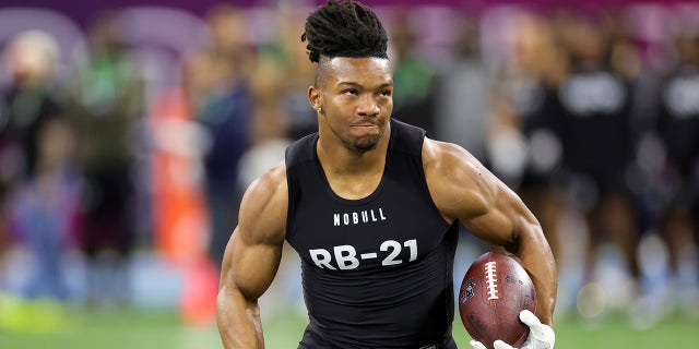Bijan Robinson participates in drill