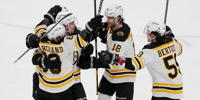 Los jugadores de los Bruins celebran