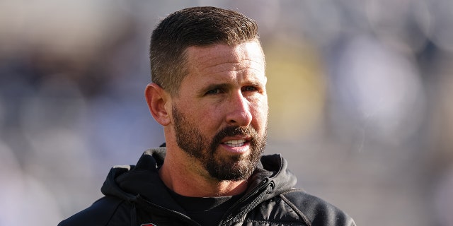 El coordinador del juego de pases, Brian Hartline, de los Ohio State Buckeyes, observa antes del partido contra los Penn State Nittany Lions en el Beaver Stadium el 29 de octubre de 2022 en State College, Pensilvania.