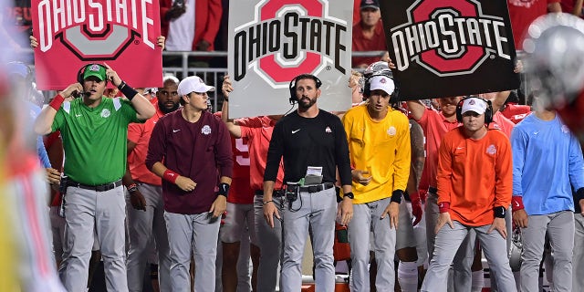 ARCHIVO - El entrenador de receptores abiertos de Ohio State, Brian Hartline, en el centro, durante el último cuarto de un partido de fútbol americano universitario de la NCAA contra Notre Dame el 3 de septiembre de 2022 en Columbus, Ohio.