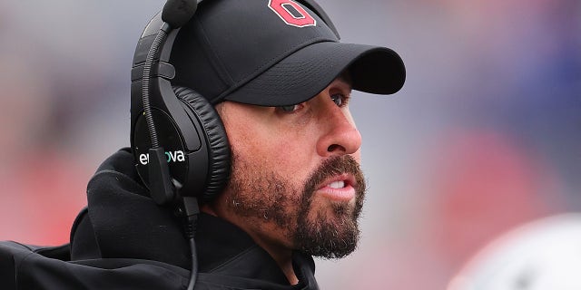 Brian Hartline de los Ohio State Buckeyes observa a los Northwestern Wildcats durante la segunda mitad en Ryan Field el 5 de noviembre de 2022 en Evanston, Illinois.