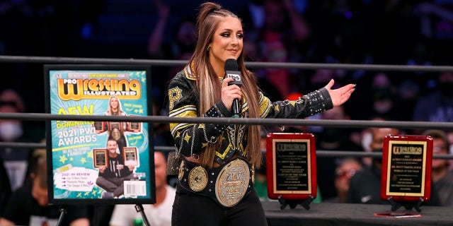 Dr. Britt Baker, DMD en el ring durante AEW Dynamite el 26 de enero de 2022 en el Wolstein Center en Cleveland.