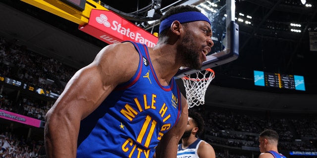 Denver Nuggets takımında 11 numara olan Bruce Brown, 16 Nisan 2023'te Denver, Colorado'daki Ball Arena'da Minnesota Timberwolves'a karşı 2023 NBA Playofflarının Birinci Tur Birinci Maçında kutlama yapıyor.