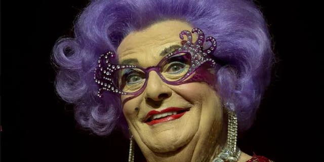 Barry Humphries biểu diễn sân khấu Dame Edna