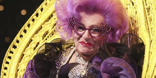 Nam diễn viên người Úc Barry Humphries trong trang phục của Dame Edna Everage