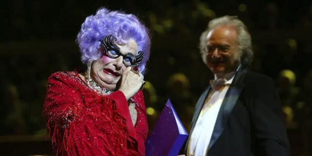 Diễn viên Barry Humphries Dame Edna Everage