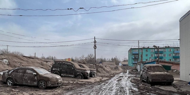 Una vista muestra automóviles cubiertos de polvo volcánico luego de la erupción del volcán Shiveluch en el asentamiento de Klyuchi en la península de Kamchatka, Rusia, el 11 de abril de 2023. 