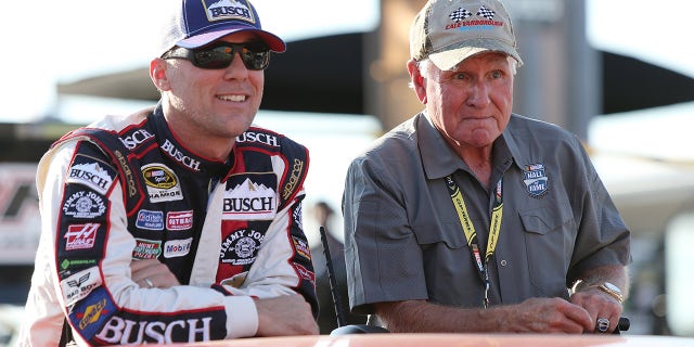 Kevin Harvick viaja con el miembro del Salón de la Fama Cale Yarborough durante las festividades previas a la carrera de la NASCAR Sprint Cup Series Bojangles' Southern 500 en Darlington Raceway el 4 de septiembre de 2016 en Carolina del Sur.