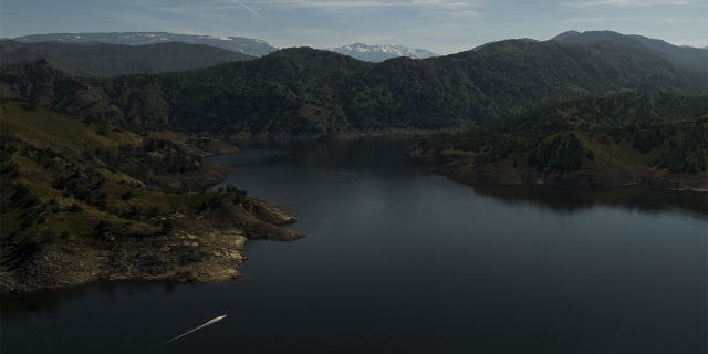 Boat crossing Pine Flat Lake