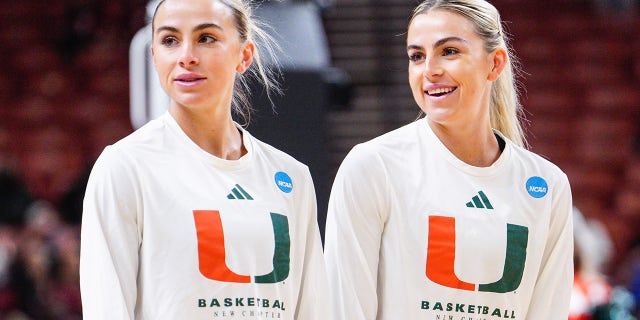 Haley Cavinder y Hanna Cavinder de los Miami Hurricanes durante el Torneo NCAA 2023 celebrado en Bon Secours Wellness Arena el 24 de marzo de 2023 en Greenville, SC