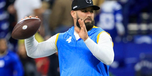 Chase Daniel warms up