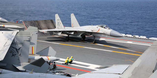 Aviones y barcos chinos permanecen en Taiwán después de un ejercicio militar 4 Se ve un caza J-15 listo para despegar del portaaviones Shandong el 9 de abril durante la patrulla de preparación para el combate y los ejercicios militares alrededor de la isla de Taiwán realizados por el Comando del Teatro del Este del Ejército Popular de Liberación de China.
