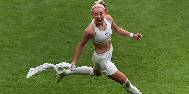 Chloe Kelly de Inglaterra celebra después de marcar el segundo gol del equipo durante el partido final de la Eurocopa Femenina de la UEFA 2022 entre Inglaterra y Alemania en el estadio de Wembley el 31 de julio de 2022 en Londres.