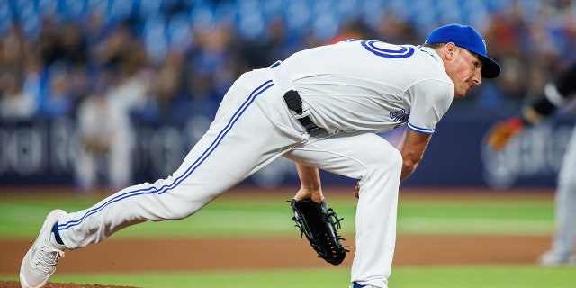 Chris Bassitt pitches
