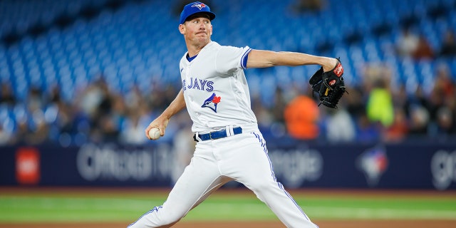 Chris Bassitt pitches