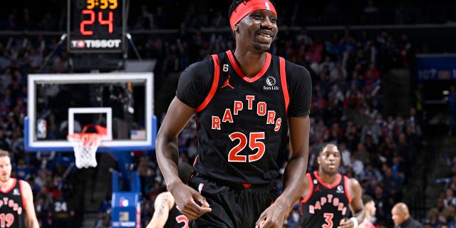 Chris Boucher #25 de los Toronto Raptors observa durante el partido contra los Philadelphia 76ers el 31 de marzo de 2023 en el Wells Fargo Center de Filadelfia, Pensilvania.