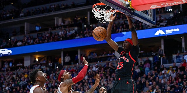 Chris Boucher #25 de los Toronto Raptors anota durante una clavada en la primera mitad contra los Denver Nuggets en el Ball Arena el 6 de marzo de 2023 en Denver, Colorado.