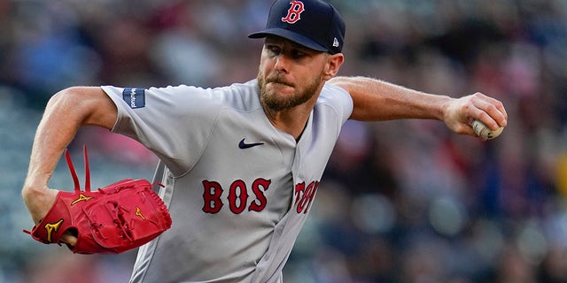 Chris Sale tosses the ball