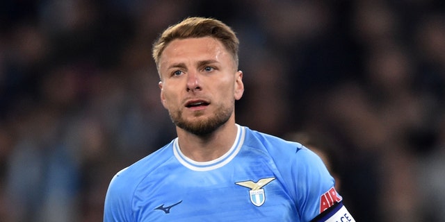 Ciro Immobile mira durante el partido de Serie A entre SS Lazio y Juventus en el Stadio Olimpico el 8 de abril de 2023 en Roma, Italia.