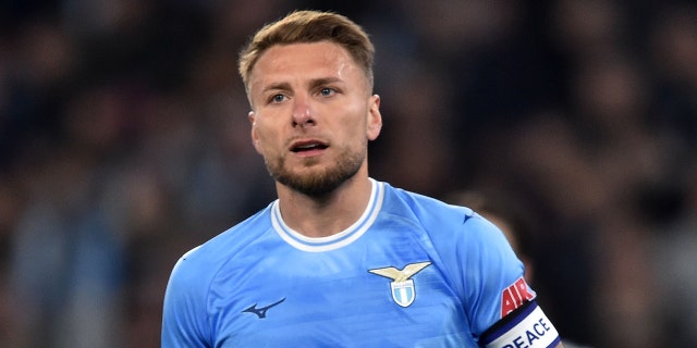 Ciro Immobile mira durante el partido de Serie A entre SS Lazio y Juventus en el Stadio Olimpico el 8 de abril de 2023 en Roma, Italia.