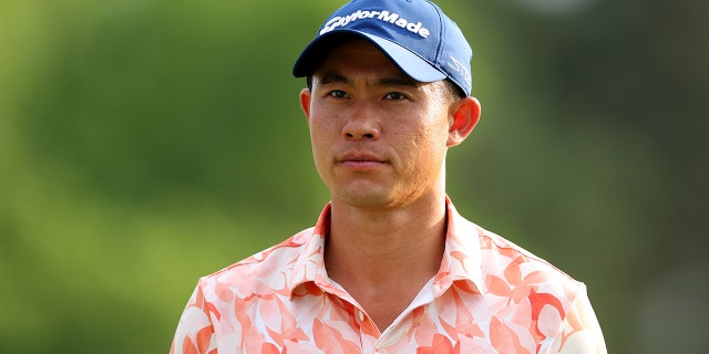 Collin Morikawa de los Estados Unidos observa el hoyo 18 durante la primera ronda del Torneo Masters 2023 en el Augusta National Golf Club el 6 de abril de 2023 en Augusta, Georgia.