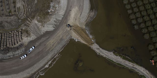 Corcoran, California crews bolster levee ahead of floods