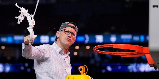 Dan Hurley cuts the nets