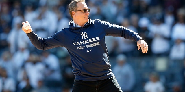 David Cone throws ball