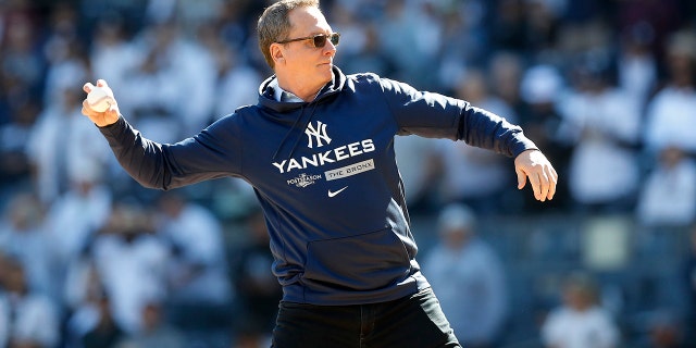 David Cone lanza la pelota