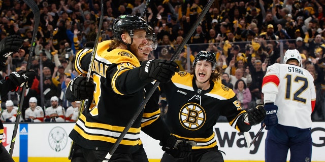 David Pastrnak, número 88 de los Boston Bruins, celebra después de anotar contra los Florida Panthers en el primer período del Juego 1 de la primera ronda de los Playoffs de la Copa Stanley 2023 en el TD Garden el 17 de abril de 2023 en Boston, Massachusetts.