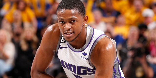 De'Aaron Fox crouches down