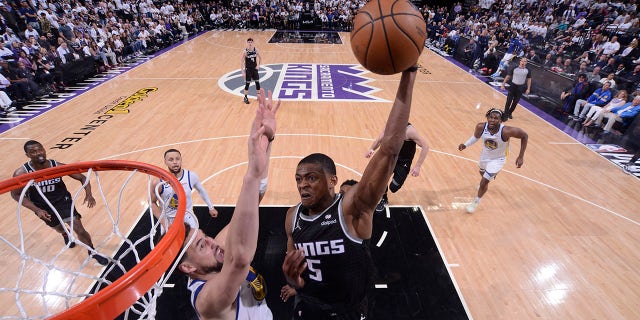 De'Aaron Fox de Kings lanza el balón durante los playoffs el 15 de abril de 2023 en el Golden 1 Center en Sacramento.