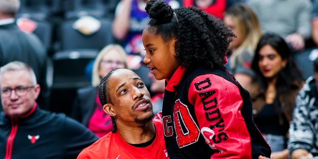 DeMar DeRozan, de los Chicago Bulls, abraza a su hija antes de un partido contra los Toronto Raptors durante el Torneo Play 2023 el 12 de abril de 2023 en el Scotiabank Arena de Toronto. 