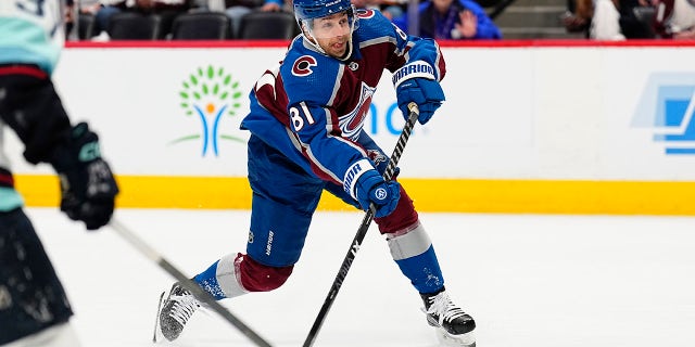 El centro de Colorado Avalanche, Denis Malgin, dispara contra Seattle Kraken en el primer período del Juego 1 de una serie de playoffs de hockey de la NHL, el martes 18 de abril de 2023, en Denver. 