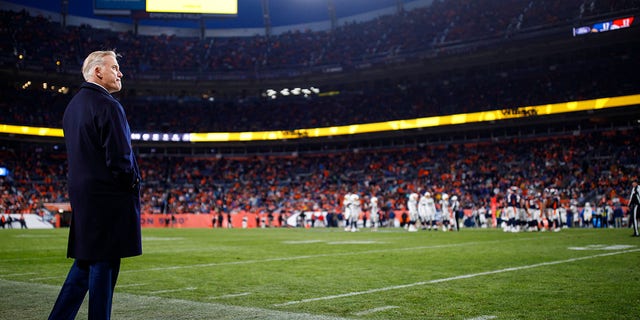 John Elway se encuentra al margen durante el último cuarto de un juego entre los Denver Broncos y Los Angeles Chargers en Empower Field en Mile High el 1 de diciembre de 2019, en Denver, Colorado.