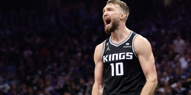 Domantas Sabonis #10 de los Sacramento Kings reacciona después de fallar un gol de campo contra los Golden State Warriors en la primera mitad del Juego 2 de los Playoffs de la Primera Ronda de la Conferencia Oeste en el Golden 1 Center el 17 de abril de 2023 en Sacramento, California. 