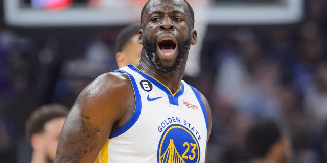 El alero de los Golden State Warriors, Draymond Green (23), reacciona después de que llamaron a un árbitro en la primera mitad durante el Juego 1 de la primera ronda de los playoffs de baloncesto de la NBA contra los Sacramento Kings en Sacramento, California, el lunes 17 de abril de 2023. 