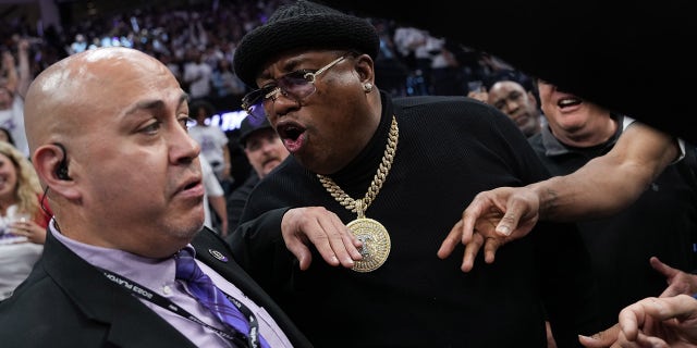 El rapero E-40 le grita al personal de seguridad de la arena antes de ser escoltado desde los asientos de campo durante el Juego 1 de los Playoffs de la Primera Ronda de la Conferencia Oeste entre los Golden State Warriors y los Sacramento Kings en el Golden 1 Center el 15 de abril de 2023 en Sacramento, California.