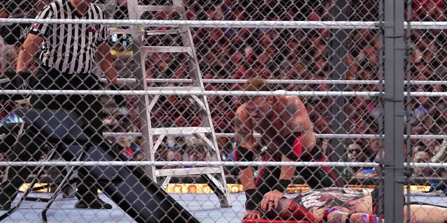 Finn Balor, abajo, y Edge, arriba, durante Wrestlemania Night 2 en el SoFi Stadium en Inglewood, California, el 2 de abril de 2023.