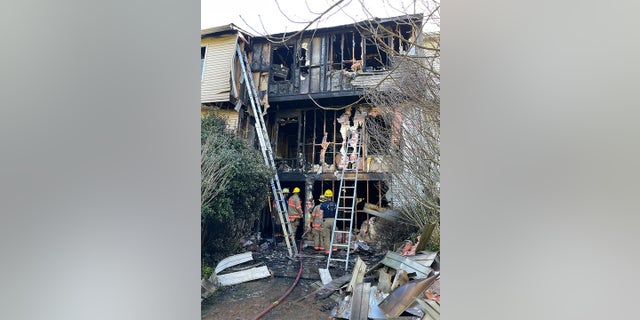 La familia de al lado de la casa donde se originó el incendio también fue desplazada, dicen los bomberos.
