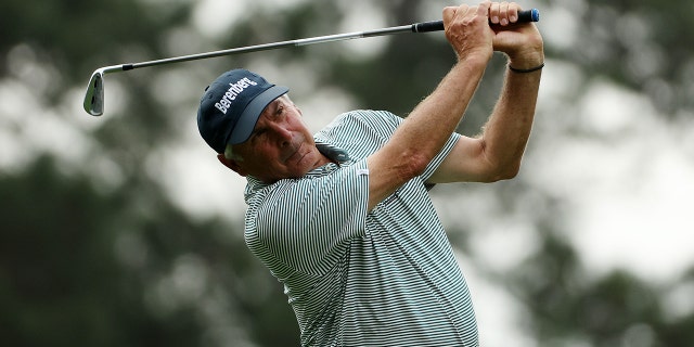 Fred Couples juega su tiro desde el cuarto tee durante el Torneo de Maestros en el Augusta National Golf Club el 6 de abril de 2023.