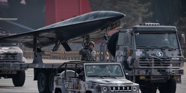 Kínai katonai parádé drónt mutat be
