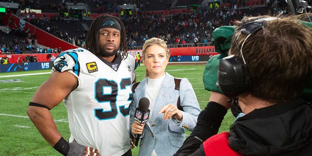El ala defensiva de los Carolina Panthers, Gerald McCoy, habla con Melissa Stark de NFL Network después de enfrentarse a los Tampa Bay Buccaneers el 13 de octubre de 2019 en el Tottenham Hotspur Stadium de Londres.
