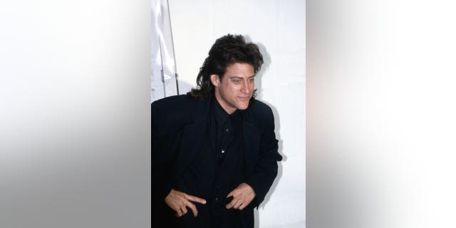 Richard Lewis wearing black in 1990.