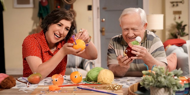 Mayim Bialik describes the cast and crew. "Call me Kat" When they learned of Leslie Jordan's accident, they were waiting for him to appear on the show.